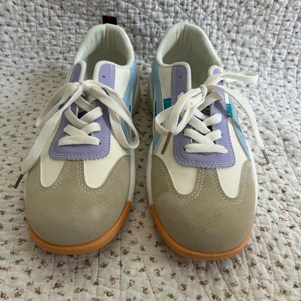 Women’s sneakers